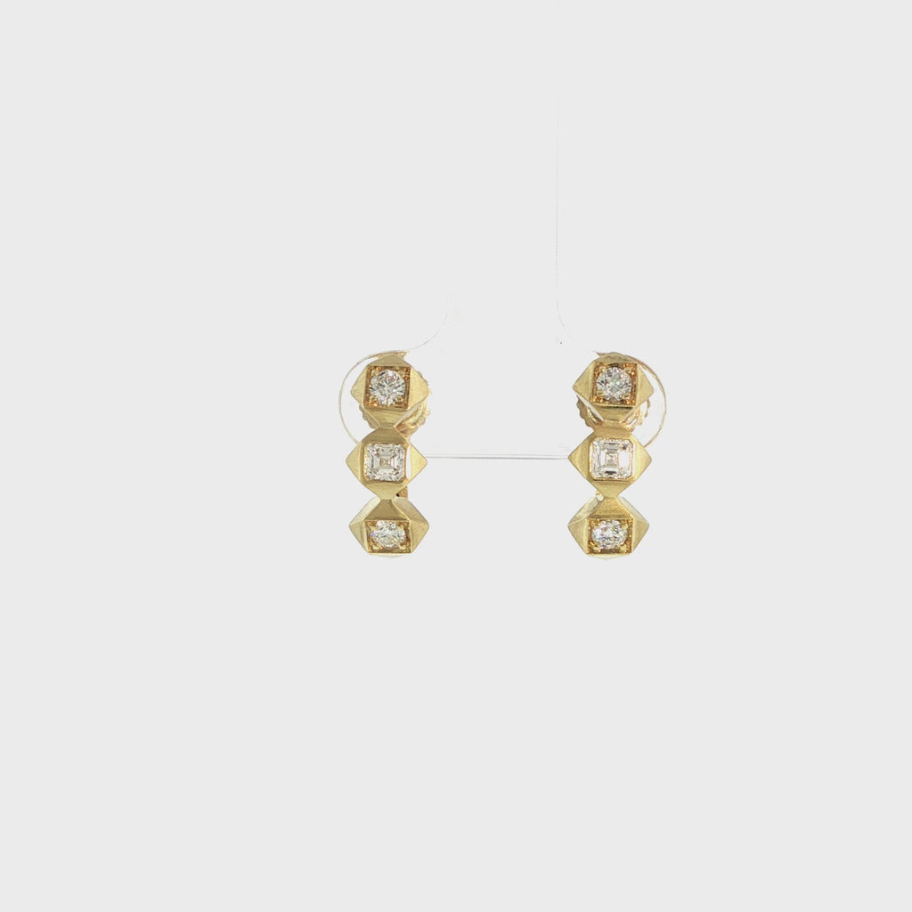 Video of the John Apel Interstellar geometric diamond stud earrings in 18kt yellow gold